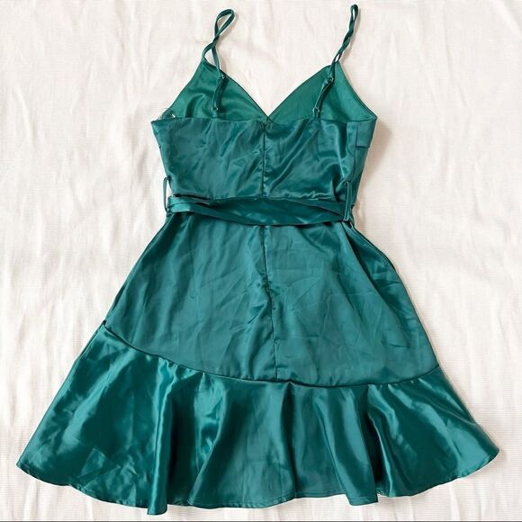 Fashion Nova Womens Mini Dress Satin Flare Mini Ruffle Flowy Sleeveless Green S - Picture 4 of 4